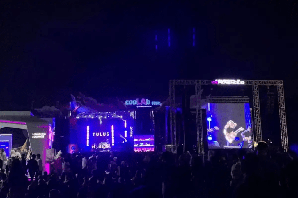 LED-stage-rental-screen-at-concert