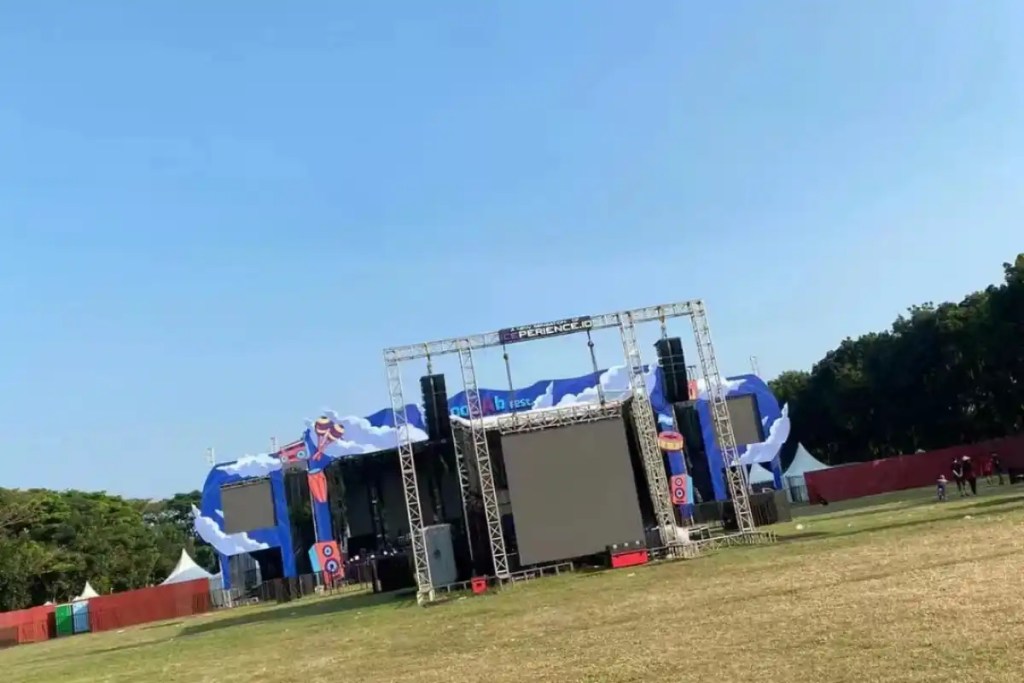 Rental-screen-outdoor-led-stage-installation